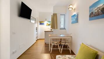 Tv och ett bordtennisbord