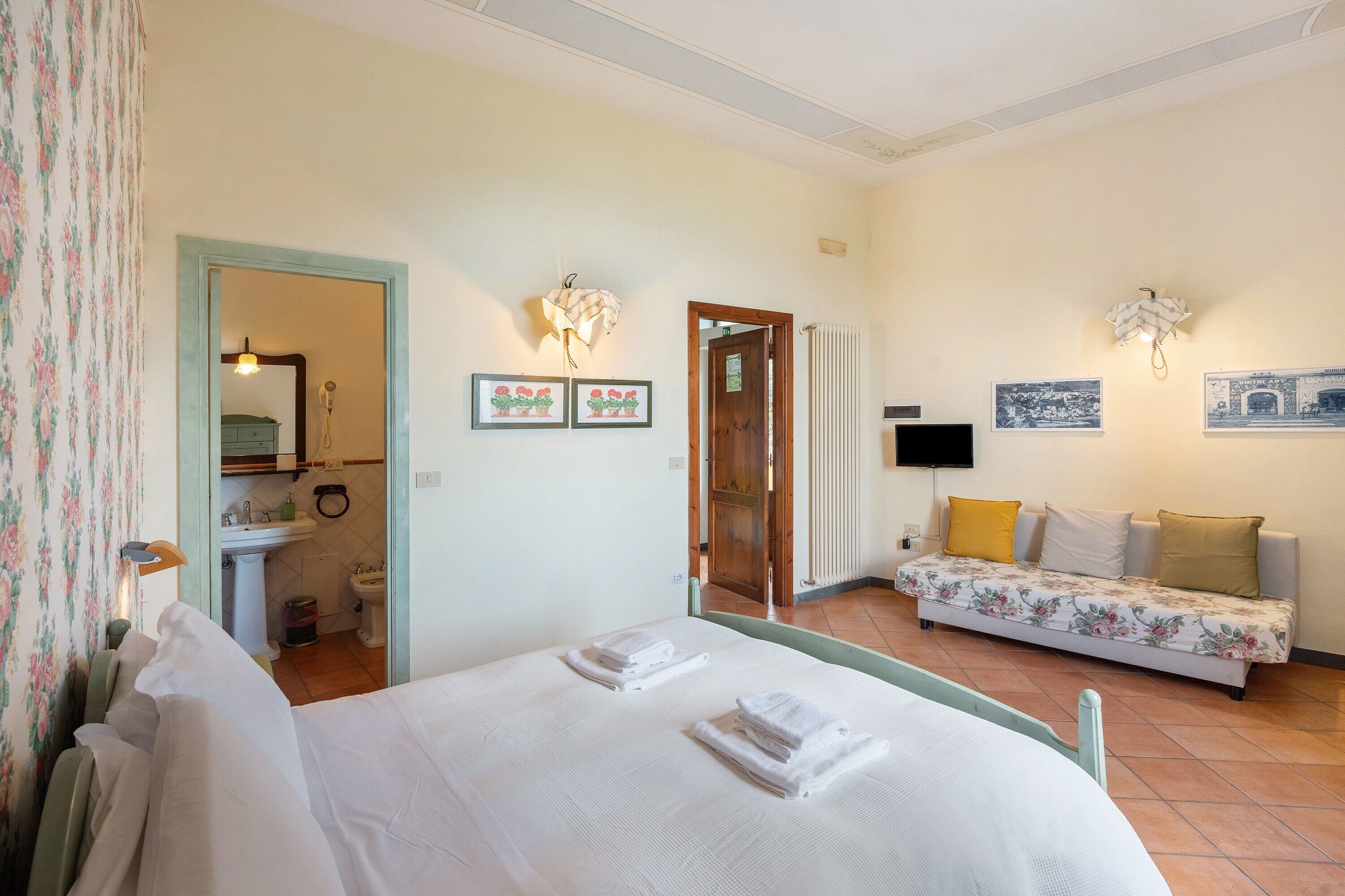 1 habitación, tabla de planchar con plancha, wifi gratis y ropa de cama 