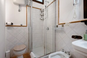 Chuveiro, secador de cabelo, toalhas de banho 