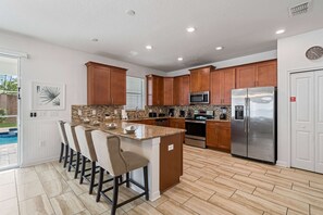 ثلاجة، ميكروويف، فرن، موقد طهي مسطح