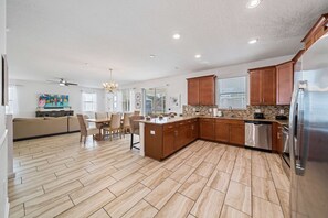 المنشأة من الداخل