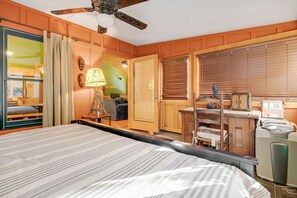 5 bedrooms, desk, WiFi, bed sheets