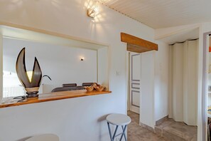 Interior - Getaway at Les Pouges – Renovated House with Garden, Fast Wi-Fi, Barbecue (Saint Avit Saint Nazaire)