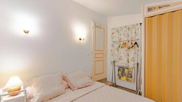 1 slaapkamer, een strijkplank/strijkijzer, gratis wifi, beddengoed