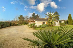 Property grounds - Getaway at Les Pouges – Renovated House with Garden, Fast Wi-Fi, Barbecue (Saint Avit Saint Nazaire)