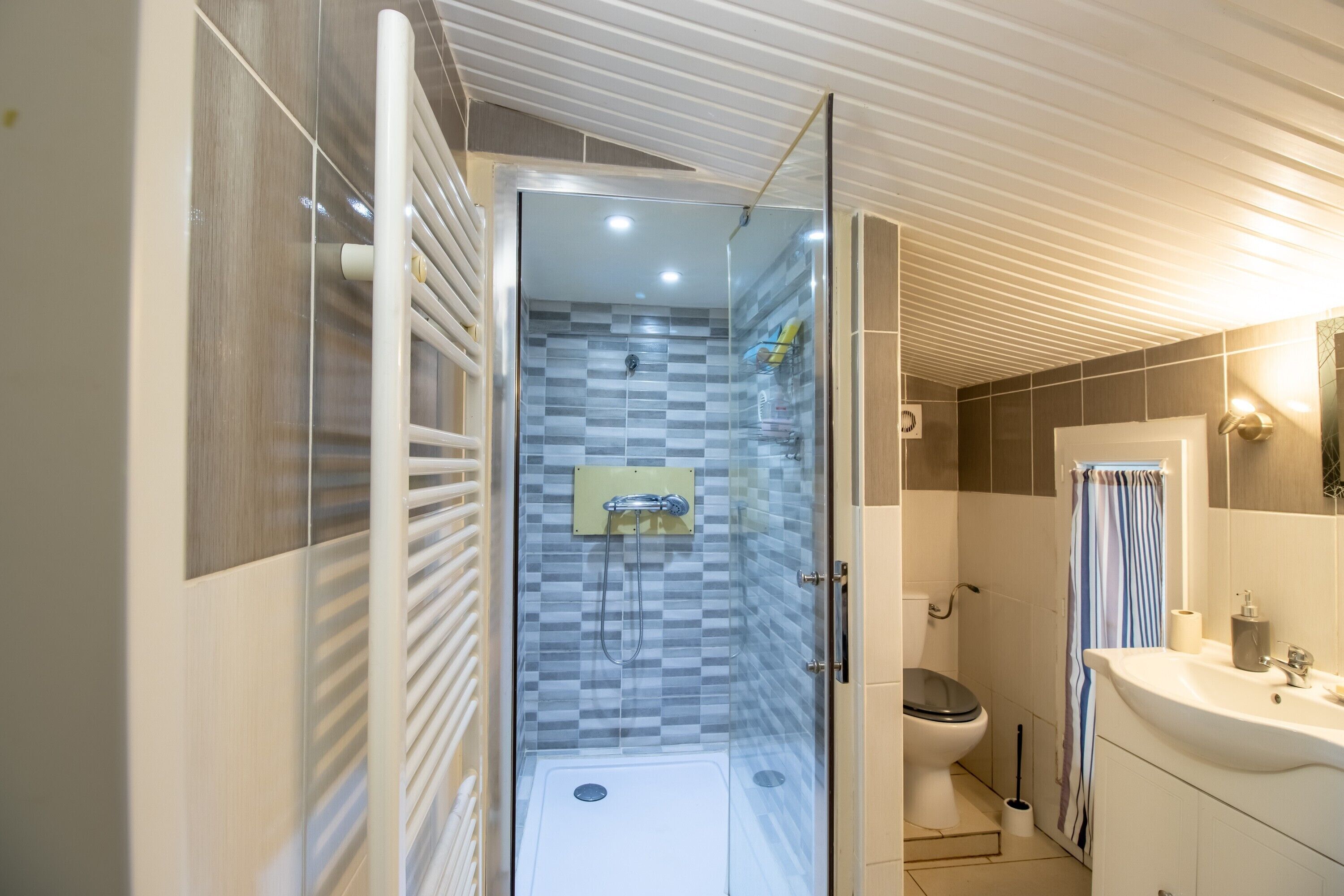 Regadera, secadora de cabello, toallas 