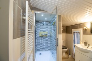 Douche, sèche-cheveux, serviettes fournies