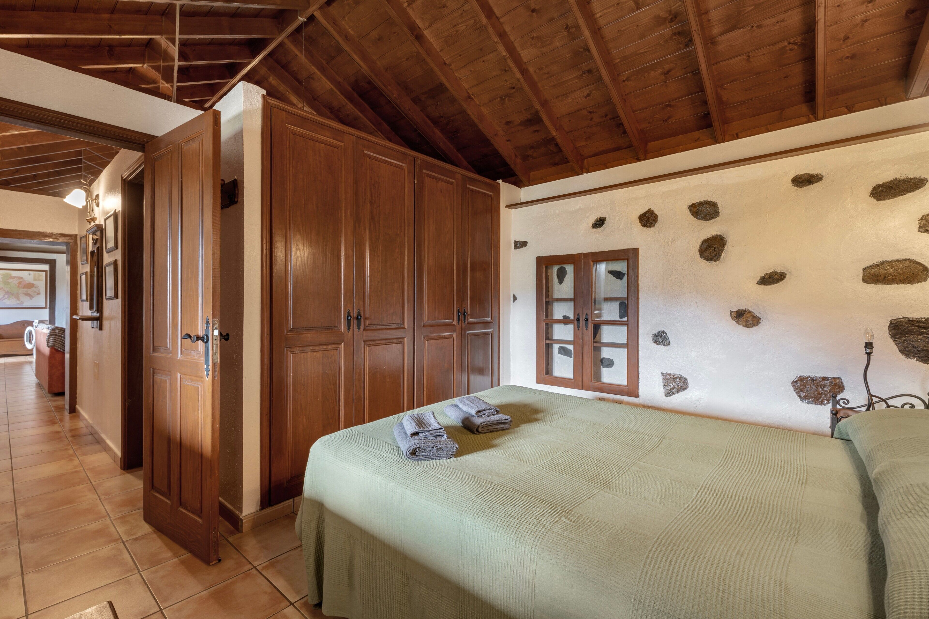 2 室のベッドルーム、WiFi (無料)、ベッドシーツ