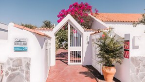 Una entrada con reja a una propiedad llamada 'Sierra Del Mar Holiday Villas' en Avenida de Alemania 29.
