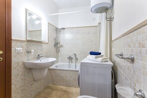 Douche, sèche-cheveux, bidet, serviettes fournies