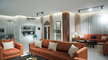 Deluxe-Chalet, Terrasse, Gartenblick | Wohnbereich