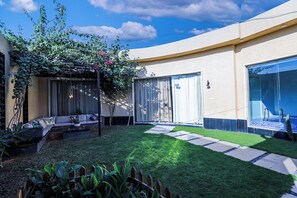 Deluxe villa, patio, uitzicht op zwembad | Terras