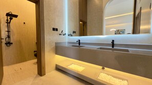 Deluxe-Chalet, Terrasse, Gartenblick | Badezimmer