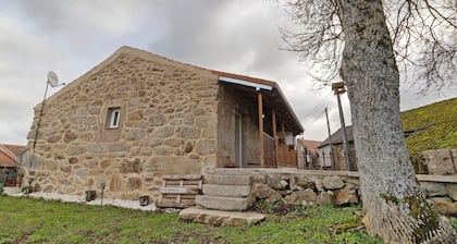 Chalet 'Cantinho De Tourem' with Mountain View, Private Terrace and Wi-Fi