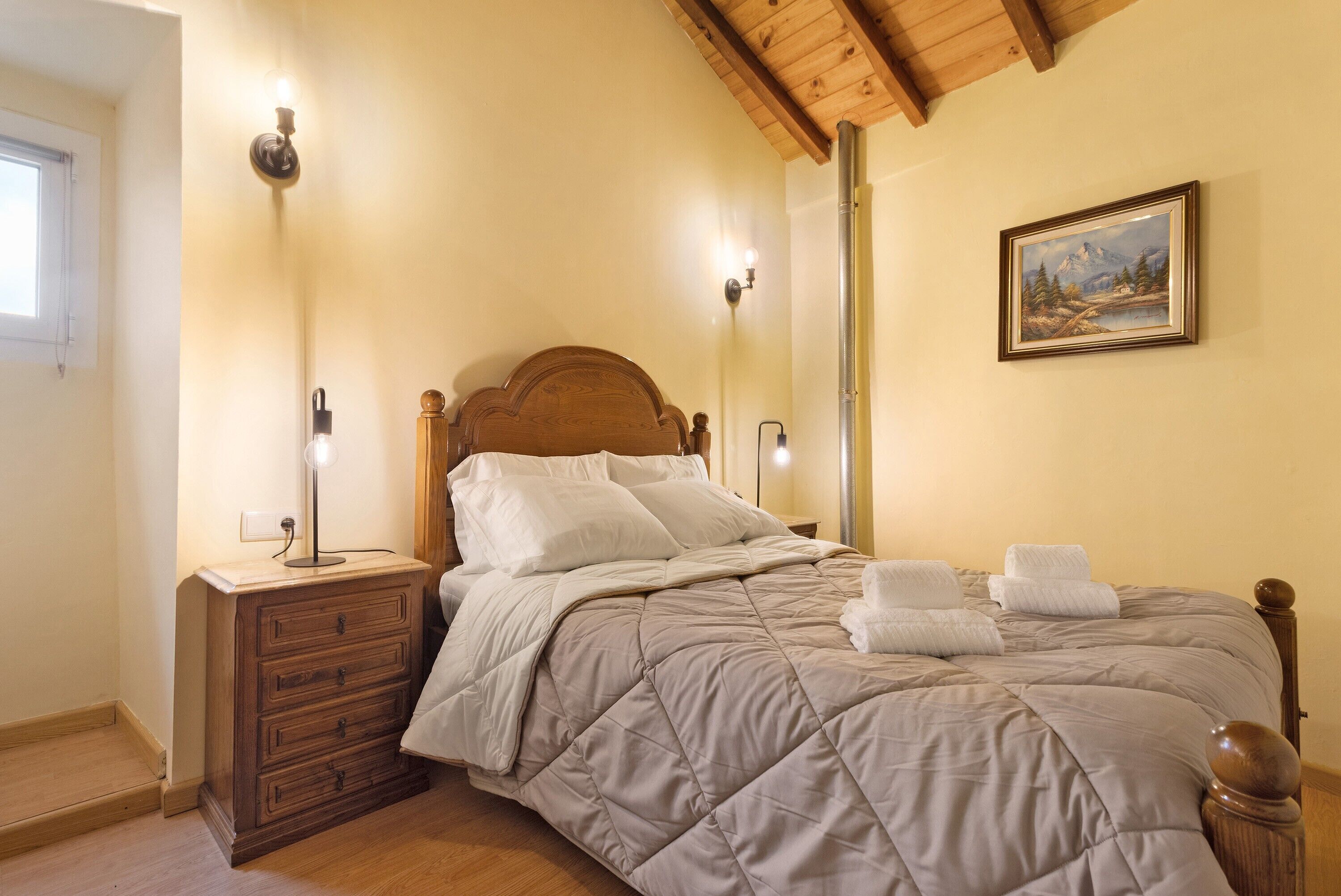 2 bedrooms, WiFi (free), bed sheets