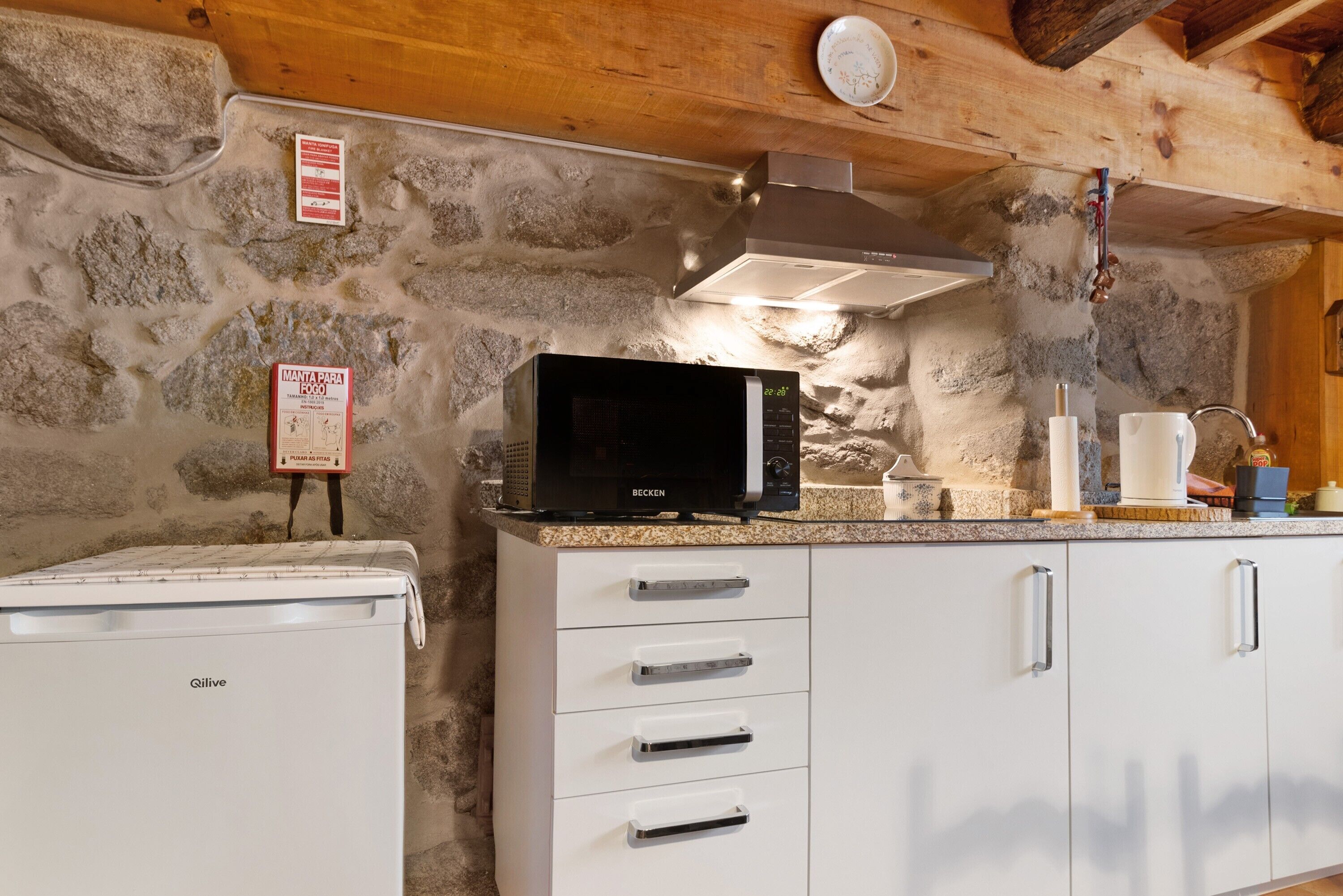 冷蔵庫、電子レンジ、コンロ、コーヒー / ティーメーカー