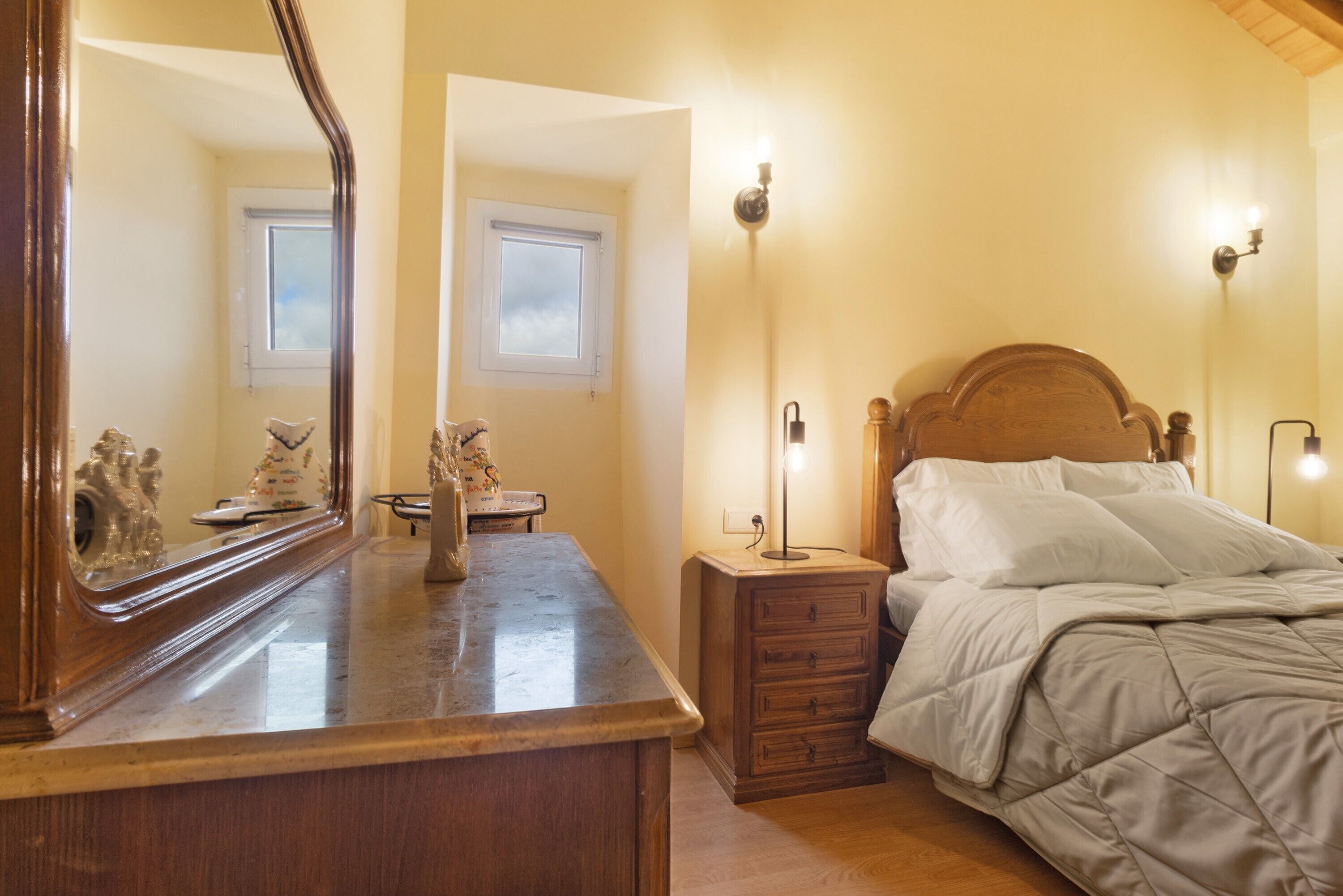 2 室のベッドルーム、WiFi (無料)、ベッドシーツ