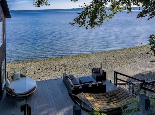 Vashon Modern Waterfront Retreat+Private Beach+BBQ+Firepit
