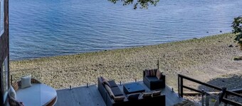 Vashon Modern Waterfront Retreat+Private Beach+BBQ+Firepit