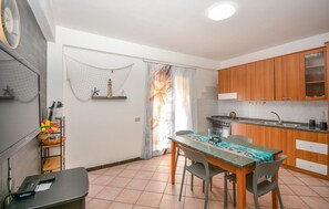 Fridge, stovetop, cookware/dishes/utensils - 2 bedroom cozy apartment in Santa Croce Camerina (Santa Croce Camerina)