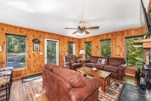 Una televisión, una chimenea, una oficina