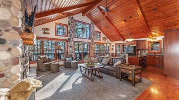 Televisión, chimenea, futbolito y oficina