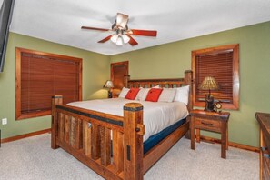 4 soverom, skrivebord, strykejern/-brett og reiseseng for barn