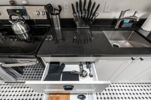 Réfrigérateur, four à micro-ondes, un four, surface de cuisson