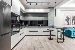 Réfrigérateur, micro-ondes, four, plaque de cuisson