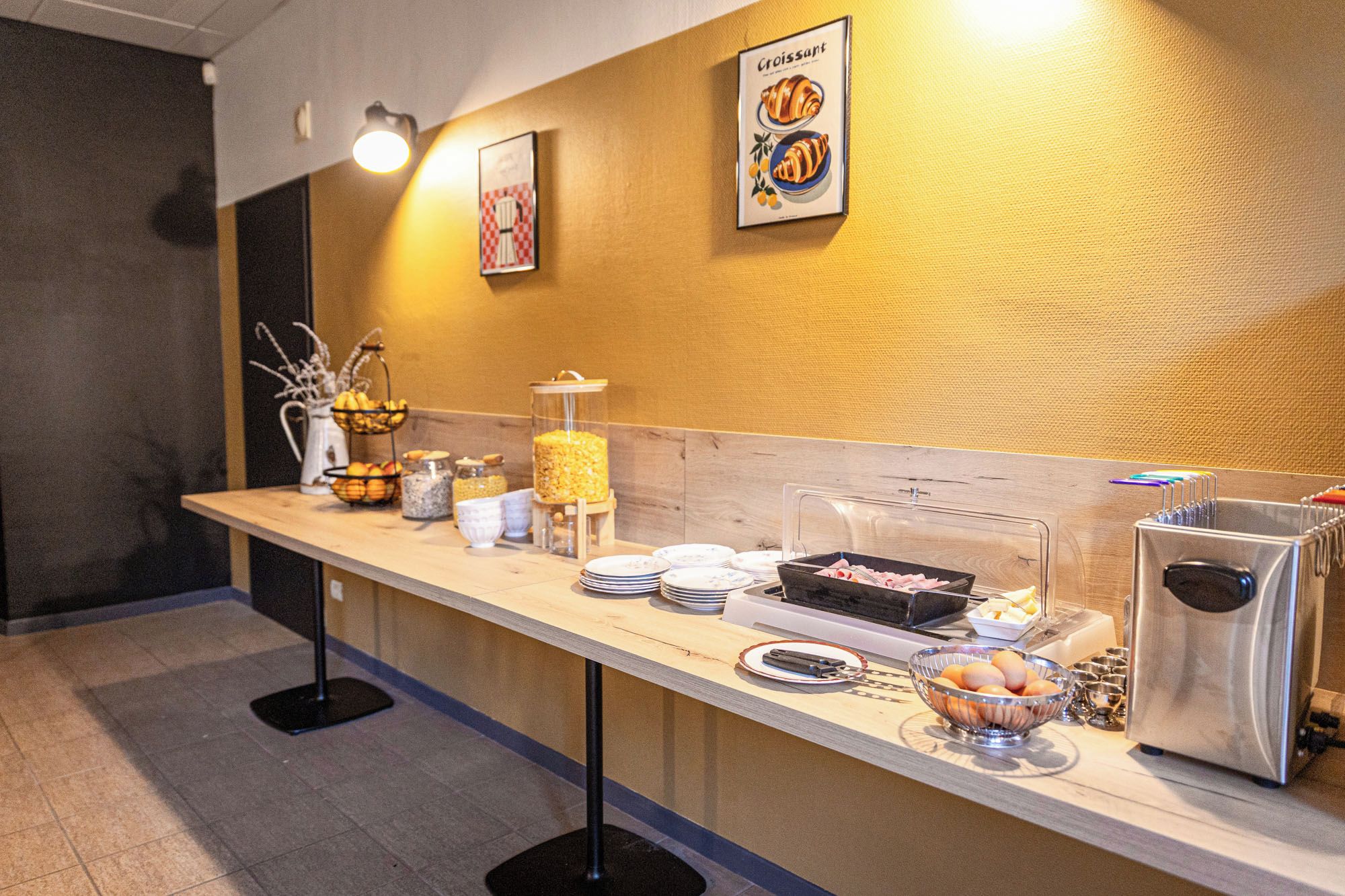 Mostrador de buffet con diversos alimentos y una máquina de café.
