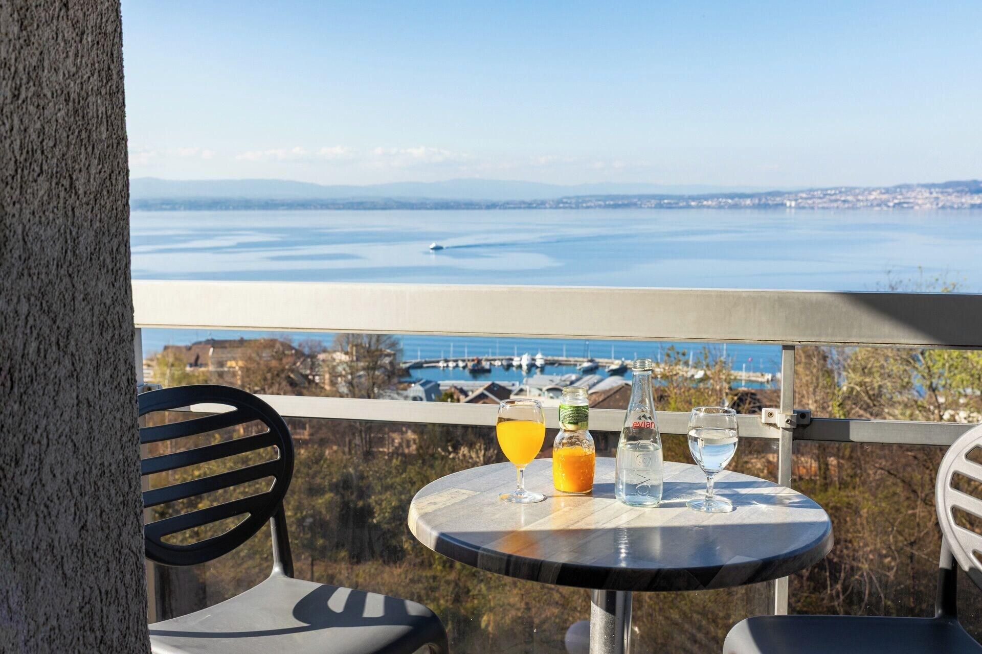 Ein Tisch mit Getränken und Blick auf eine Marina.