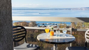 Ein Tisch mit Getränken und Blick auf eine Marina.