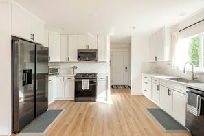 Frigorífico, microondas, horno y placa de cocina