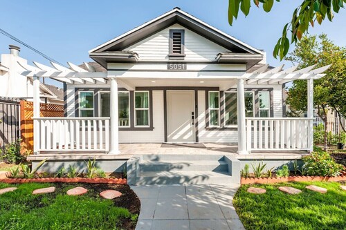 Stylish Gated Retreat in East Hollywood w/ Parking