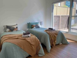 2 habitaciones, tabla de planchar con plancha, wifi y ropa de cama 