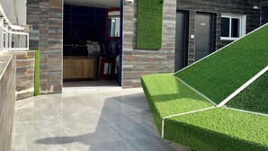 A modern house with a garage, a covered patio, and a green lawn. - Hotel Darou Khoudoss (Dakar)