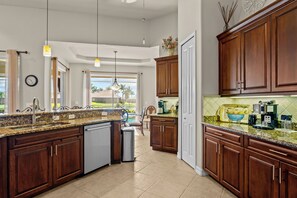 Kylskåp, mikrovågsugn, ugn och spishäll