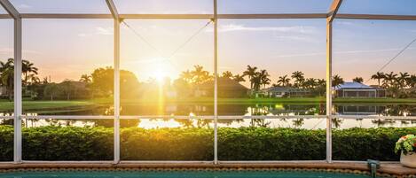 Una piscina al aire libre, una piscina climatizada