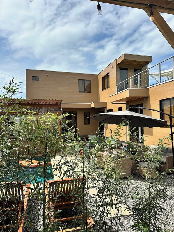 Terrace/patio - Comfy Hotel in Playa Jaco with Pool, Gym, Pickleball (Jaco Beach)