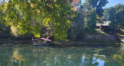 Cozy place right on Little Red River near Cow Shoals and Sugarloaf Mt trailhead