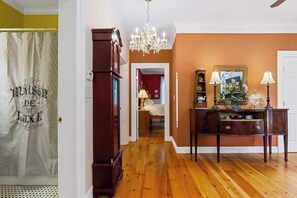 6 bedrooms, iron/ironing board, WiFi, bed sheets