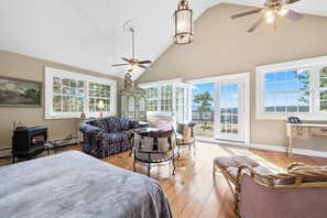 TV, fireplace - Clamshell by the Sea (Gouldsboro)