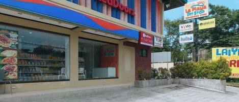 Un restaurante RedDoorz con un tablero de menú visible y zona de estar al aire libre.