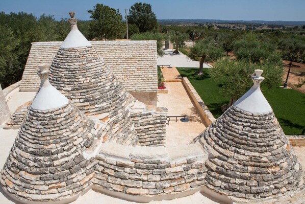 A stone-roofed building with multiple conical structures.