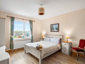 6 bedrooms, travel cot, free WiFi, bed sheets