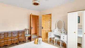 6 bedrooms, travel cot, free WiFi, bed sheets