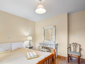 4 bedrooms, travel cot, free WiFi, bed sheets