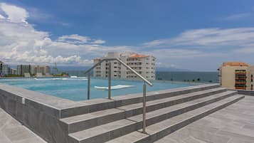 2 albercas al aire libre, acceso de 09:00 a 22:00, y camastros