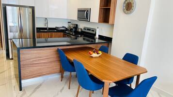 Deluxe-Apartment, Balkon, Poolblick | Esszimmer