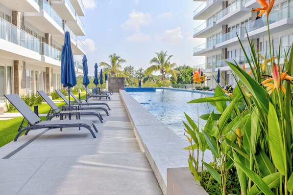 2 buitenzwembaden, open van 09.00 uur tot 22.00 uur, en ligstoelen